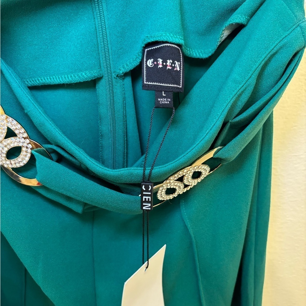 Chic Green Trousers with gold Belt Detail - Picture 3 of 4